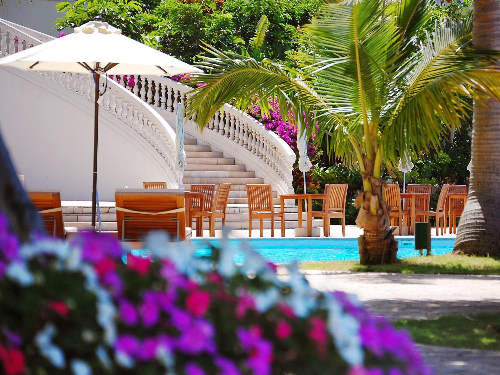فندق نيكو أليفيلا يوميتان المظهر الخارجي الصورة The swimming pool at the hotel