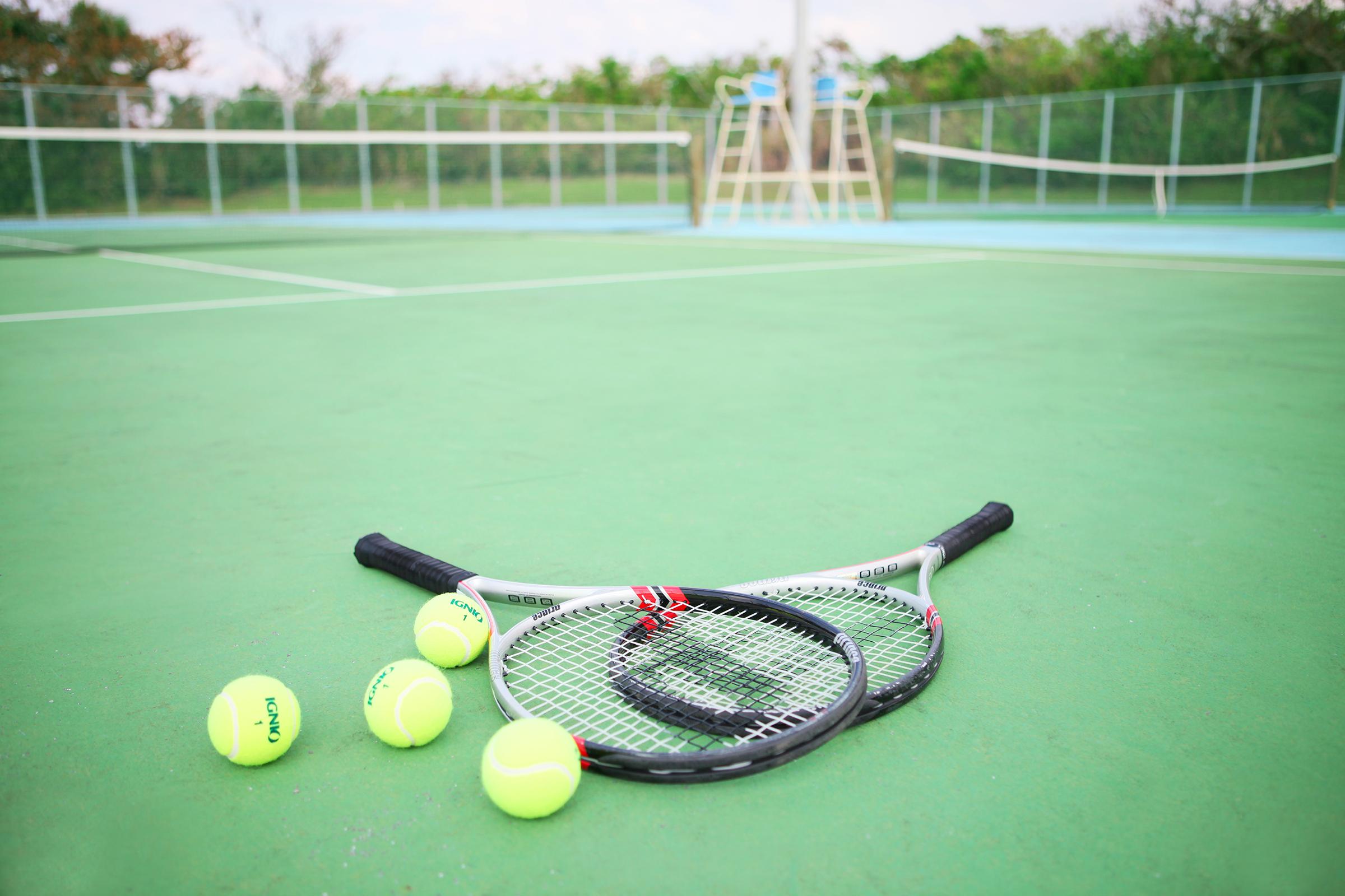 فندق نيكو أليفيلا يوميتان المظهر الخارجي الصورة Tennis balls and racquets