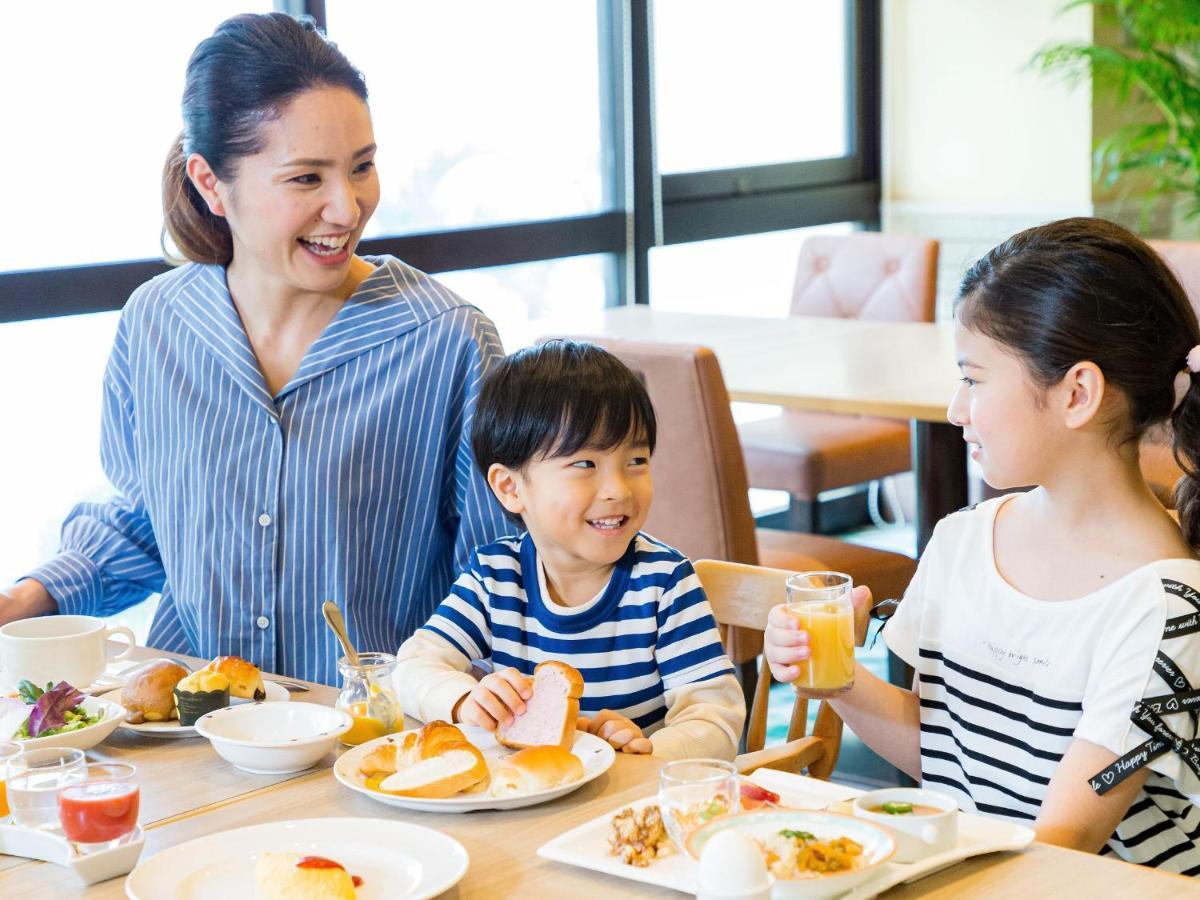 فندق نيكو أليفيلا يوميتان المظهر الخارجي الصورة Family dining at a restaurant