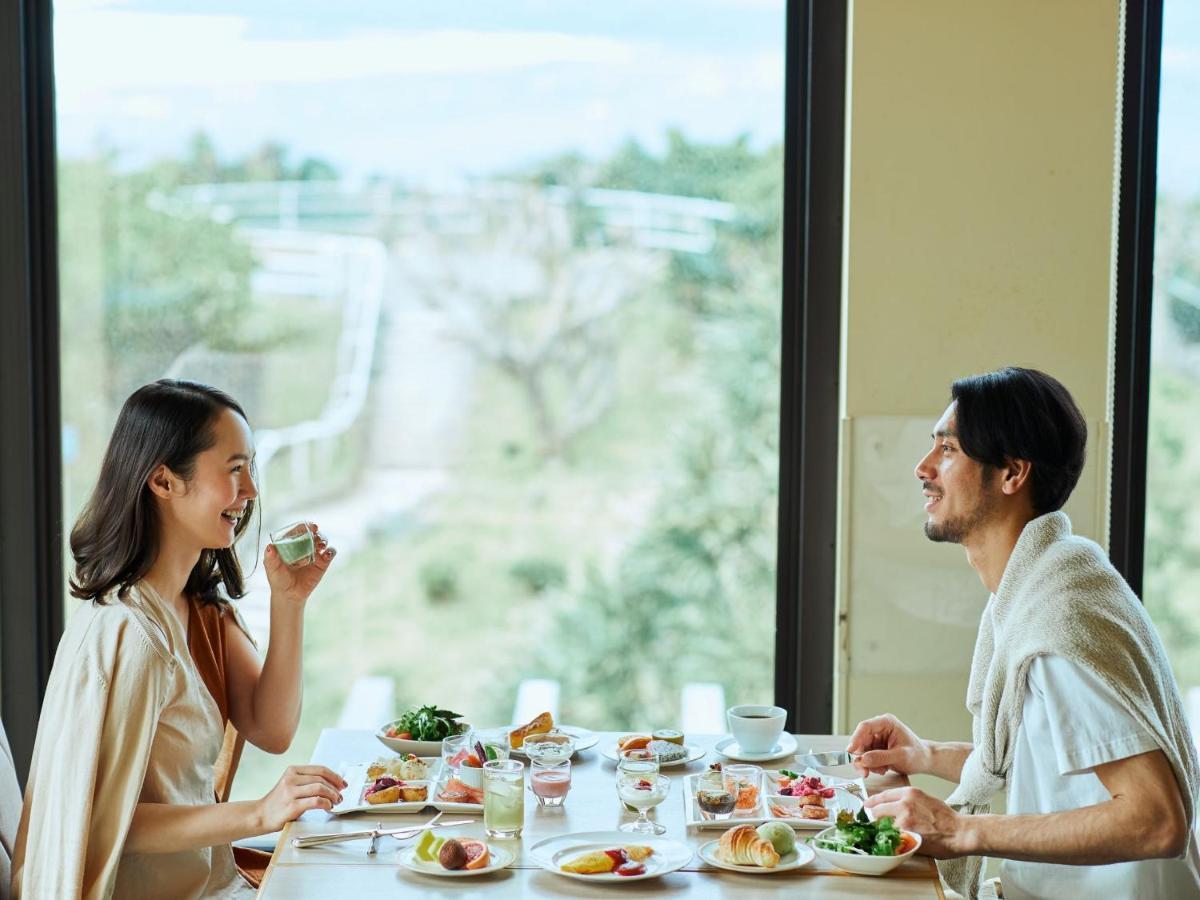 فندق نيكو أليفيلا يوميتان المظهر الخارجي الصورة A couple dining at the hotel