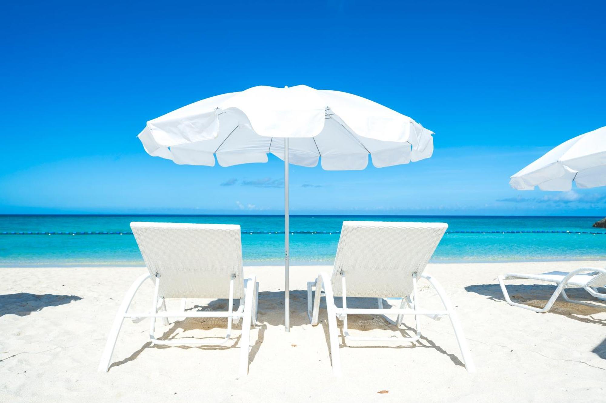 فندق نيكو أليفيلا يوميتان المظهر الخارجي الصورة Beach chairs and umbrella